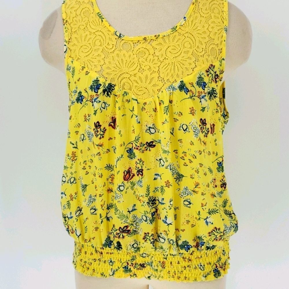 E&M‎ yellow floral blouse. Size large. Sleevless. Lovely lace. Fun print.